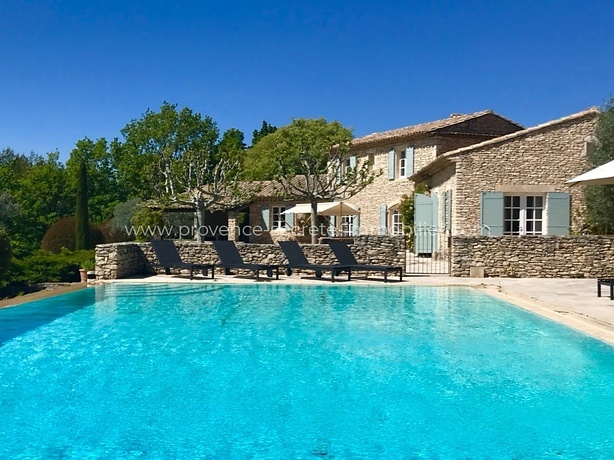 Belle maison à louer à Ménerbes, climatisation  vue dominante sur le Luberon, piscine chauffée et sécurisée